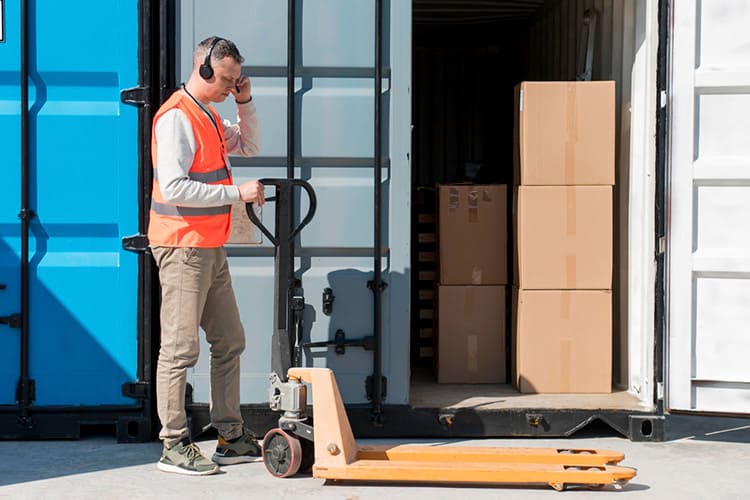 Contenedores siendo cargados